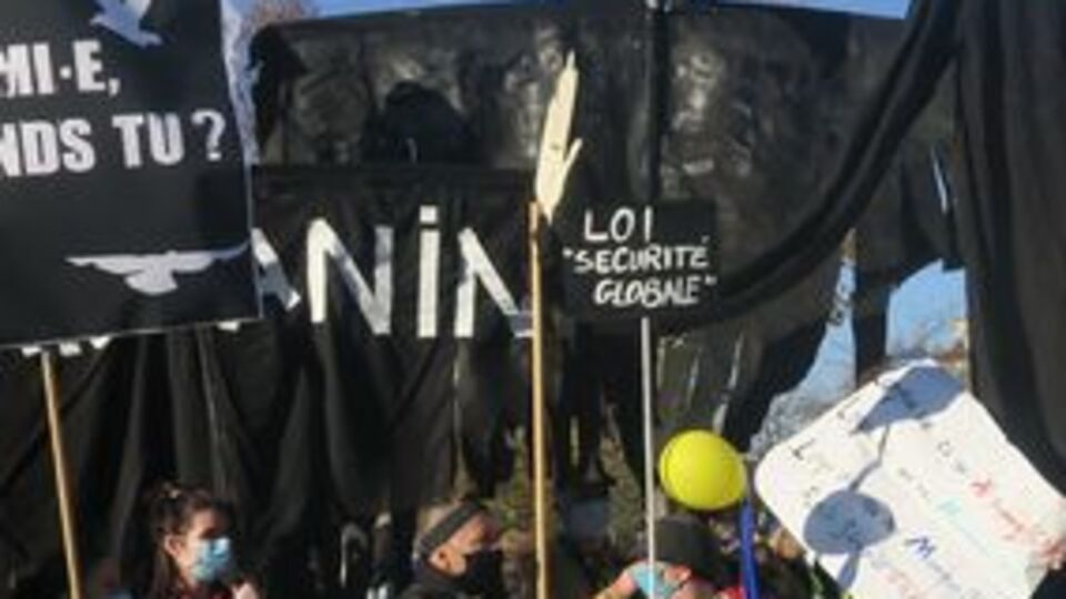 Fransa'da polis şiddeti protestosu