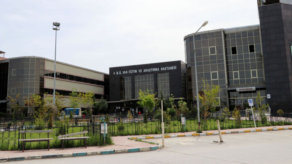 Araç çarpan hamile kadın bebeğini kaybetti