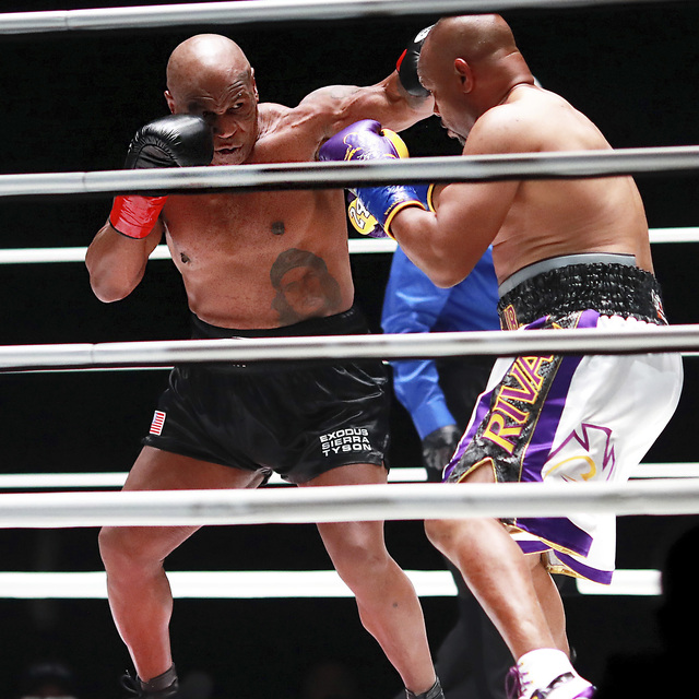 Mike Tyson ringlere döndü