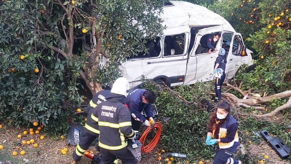 Tarım işçilerini taşıyan minibüs devrildi: 9 yaralı!