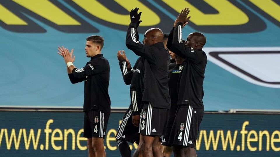 Beşiktaşlı futbolcular taraftarı selamladı!