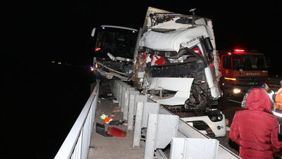 Korkunç kaza! TIR ve yolcu otobüsü çarpıştı