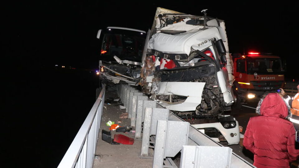 Korkunç kaza! TIR ve yolcu otobüsü çarpıştı