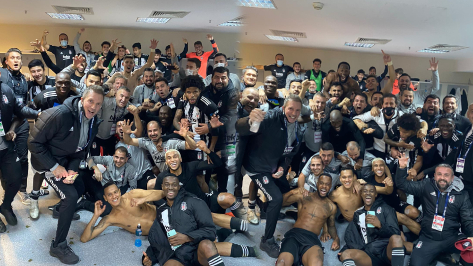 Soyunma odasında kutlama!