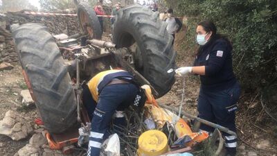 Devrilen traktörün altında kalan yaşlı çift öldü