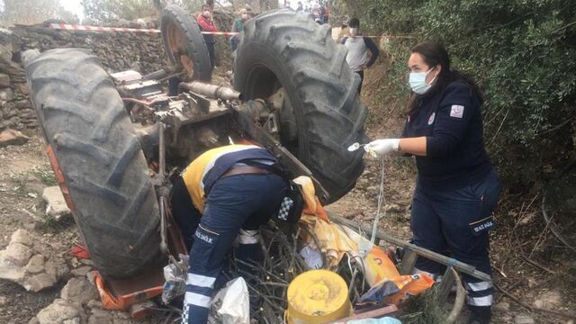 Devrilen traktörün altında kalan yaşlı çift öldü