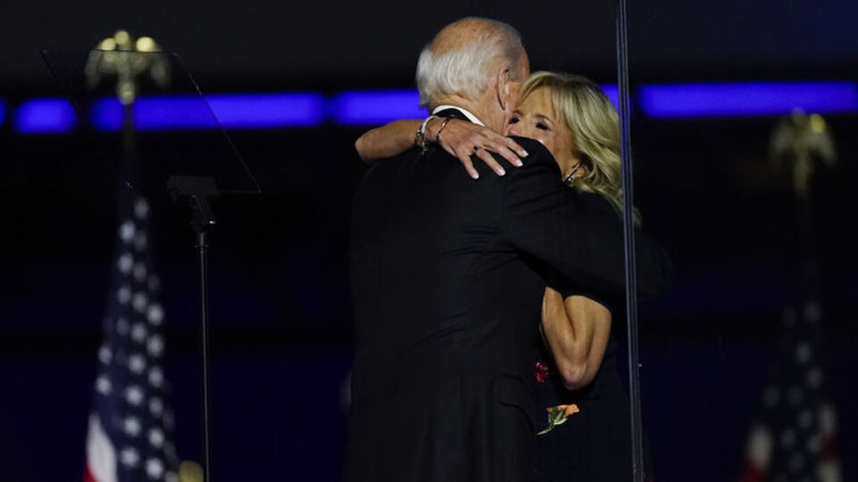 Biden köpeği ile oynarken ayağını incitti