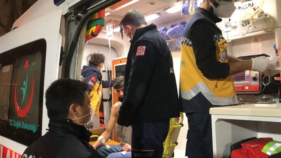 Kız meselesi yüzünden 2 kişiyi bıçakladı