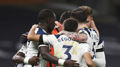 Tottenham zirveyi bırakmadı