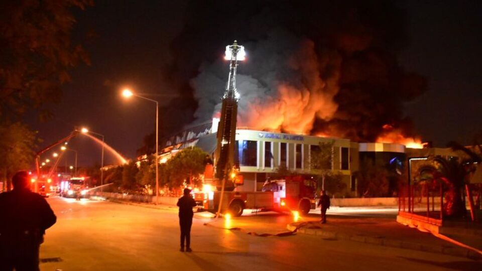 İzmir'de plastik fabrikasında korkutan yangın
