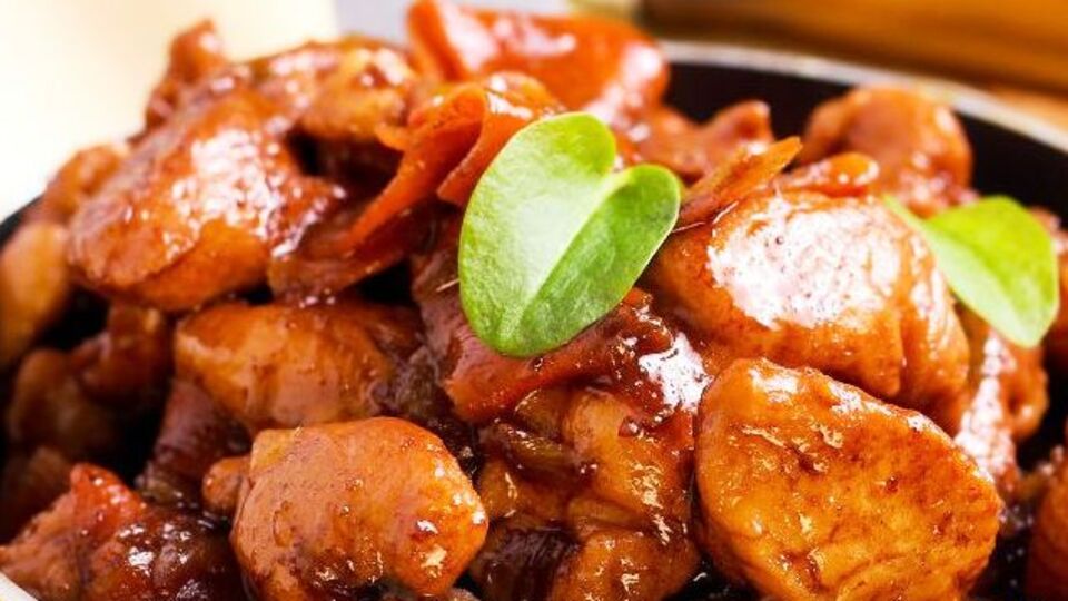 Eşsiz lezzet bademli kaymaklı tavuk yahnisi