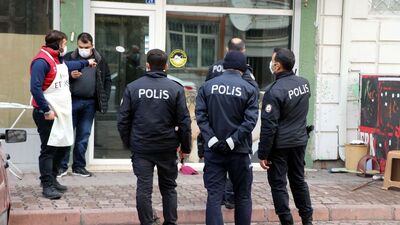 Kuaför, dükkan sahibini bıçakladı