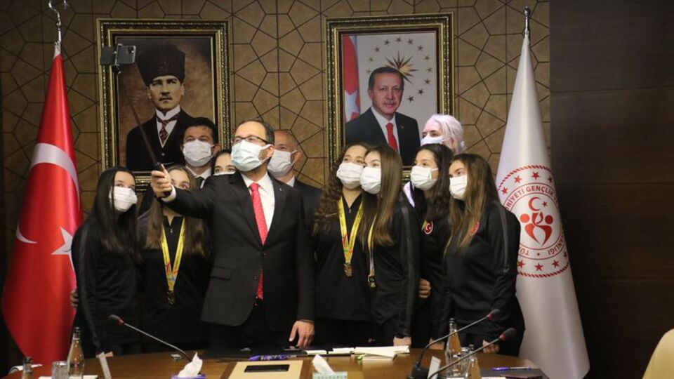 Bakan Kasapoğlu şampiyonları kabul etti