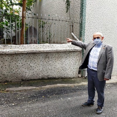 Cami ile binanın arasında kaldı... 500 yıllık!