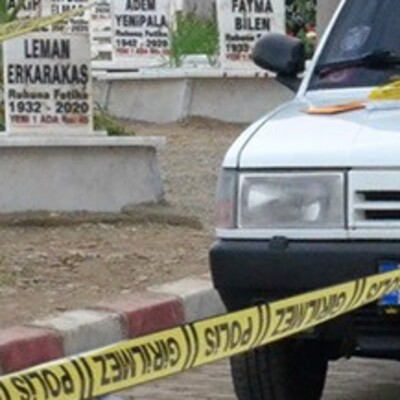 Cenaze töreninde ağabeyi ile yengesini vurdu!