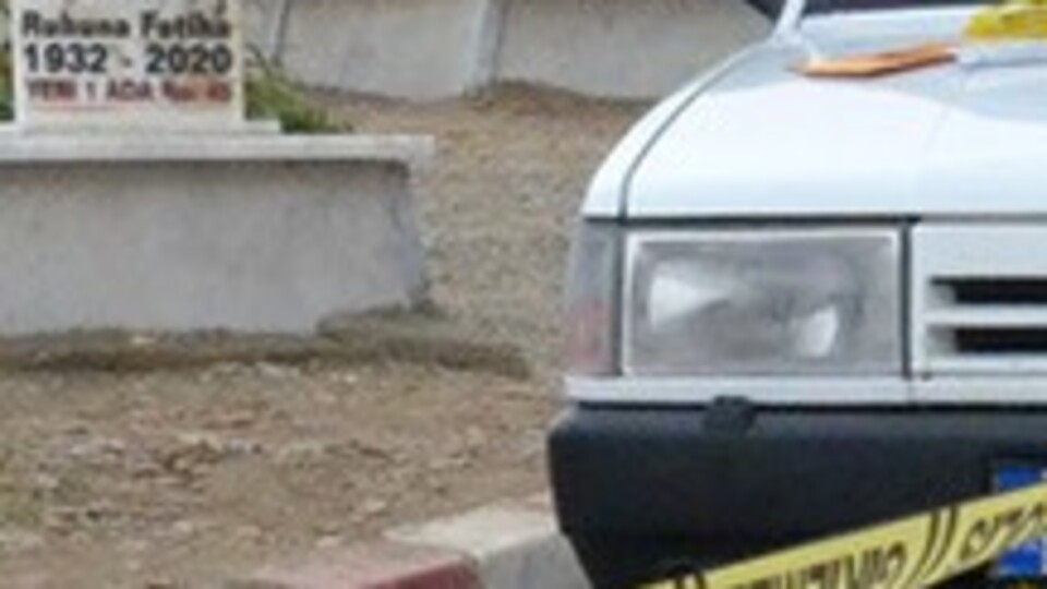 Cenaze töreninde ağabeyi ile yengesini vurdu!