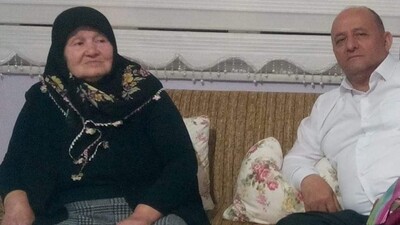 Abla kardeş aynı gün koronaya yenildi!