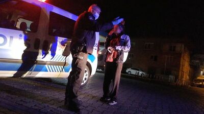 Maskesiz alkollü kadın polise kök söktürdü