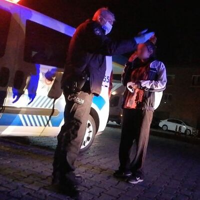 Maskesiz alkollü kadın polise kök söktürdü