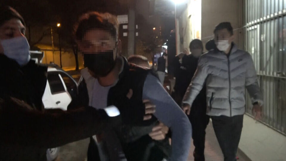 Kısıtlamayı ihlal eden boksör gazetecinin burnunu kırdı!