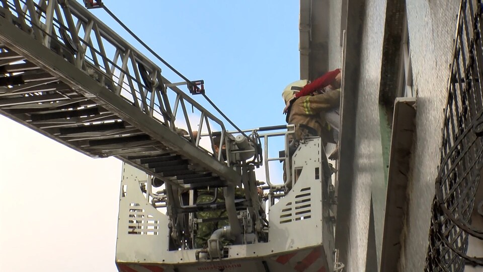 4 katlı binada çıkan yangında mahsur kaldılar!