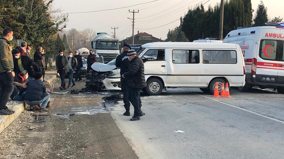 Otomobil ile işçi servisi çarpıştı: 7 yaralı!