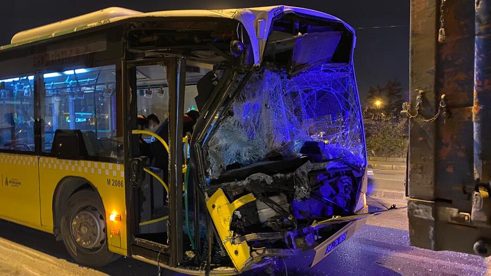 İETT otobüsü kamyona çarptı: 2 yaralı