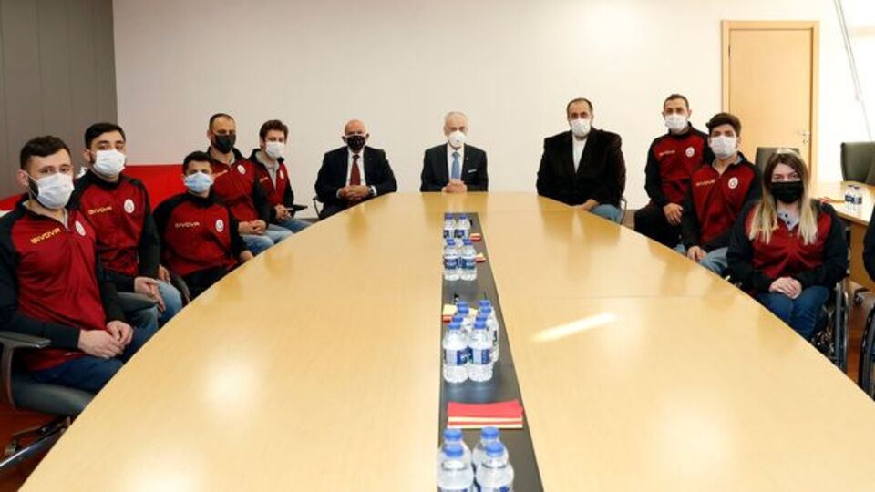 Cengiz, Tekerlekli Sandalye Basketbol Takımı ile bir araya geldi