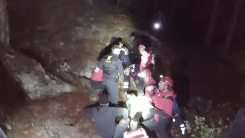 Kaçak avcıları yakalamaya çalışırken uçuruma yuvarlandı