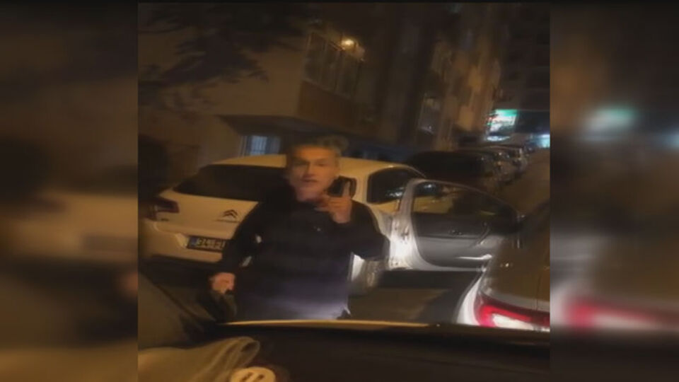 Hastane personeli servisine sopalı saldırı