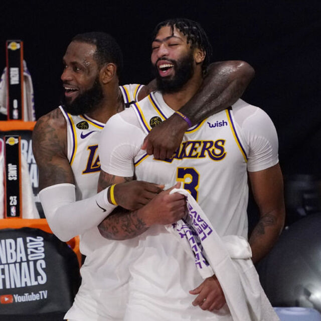 LeBron ve Anthony Davis uzattı