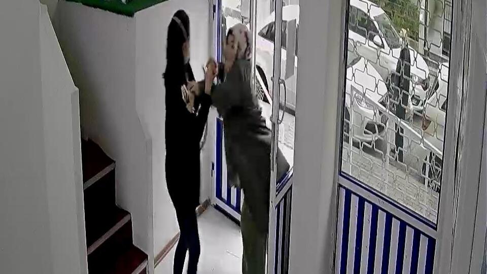 Maske uyarısında bulunan doktora saldırdı!