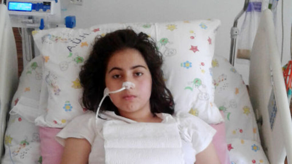 Lösemi hastası kızı için saçını kazıttı