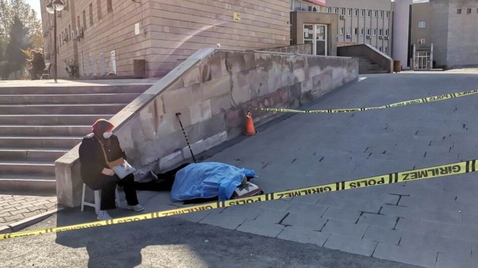 Acı bekleyiş! Başından ayrılmadı