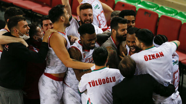 Karşıyaka son saniyede kazandı!