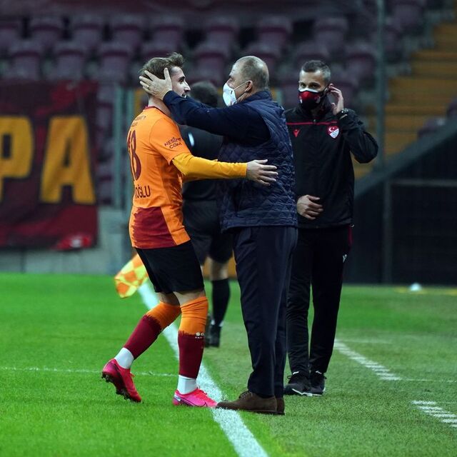 İlk golünü attı, Terim'e koştu!