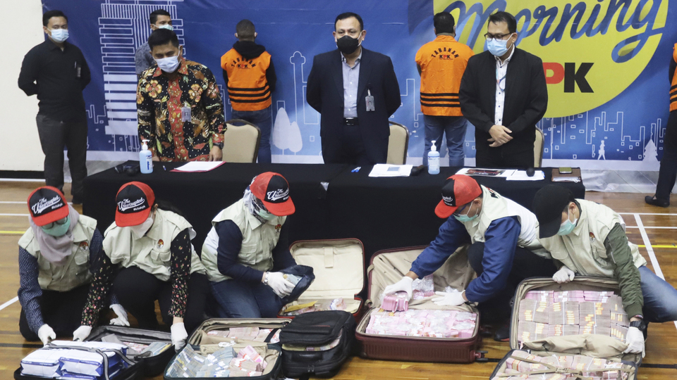 Endonezya'da bavullar dolusu rüşvet skandalı!