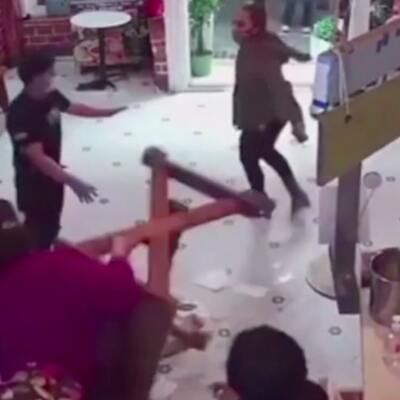 Torununa şişe fırlatan kadını masayla dövdü!