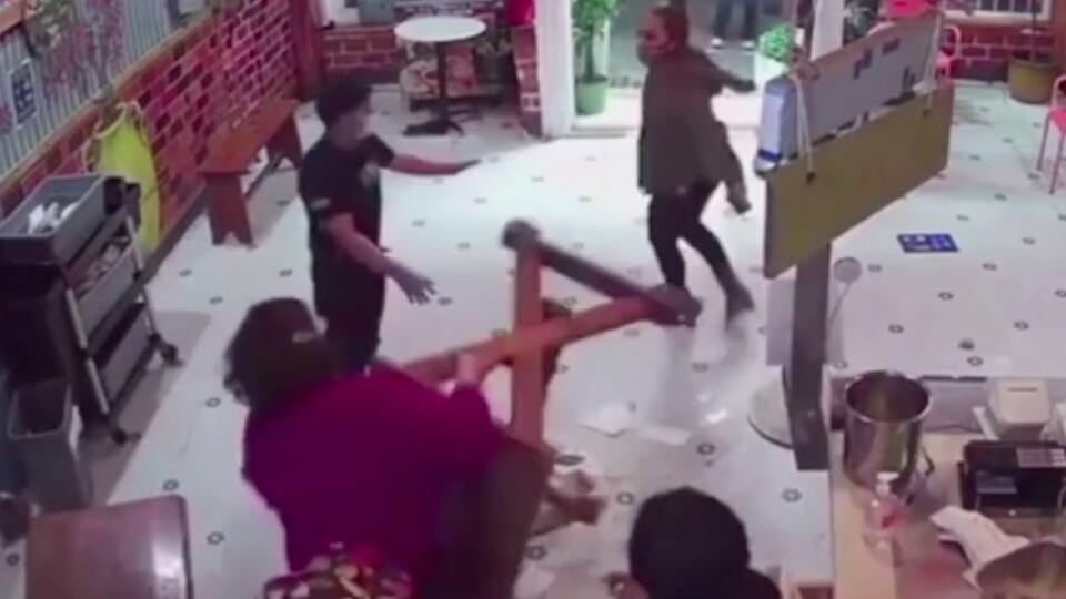 Torununa şişe fırlatan kadını masayla dövdü!