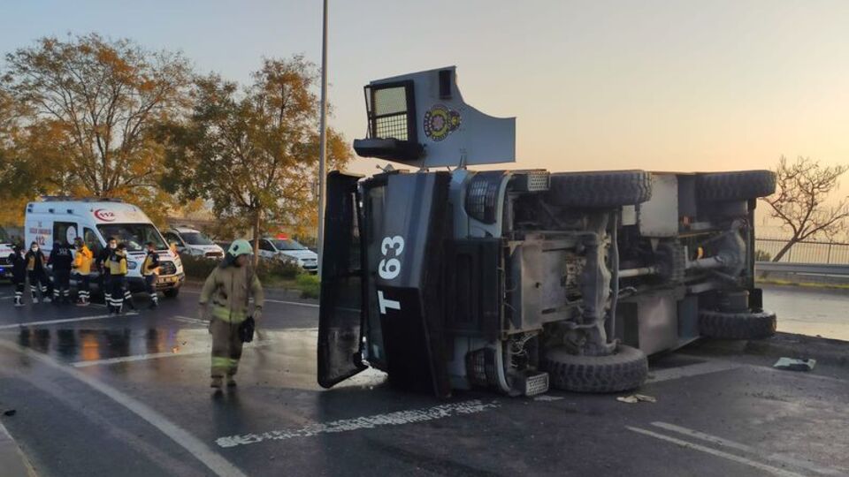 Küçükçekmece'de TOMA devrildi