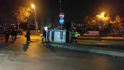 Kırmızı ışıkta durmayıp polis otosuna çarptı!