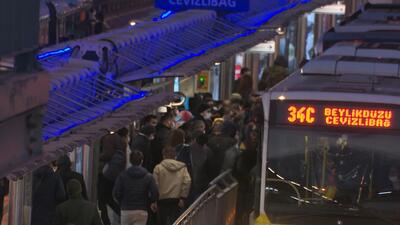Metrobüs durağında ürküten manzara