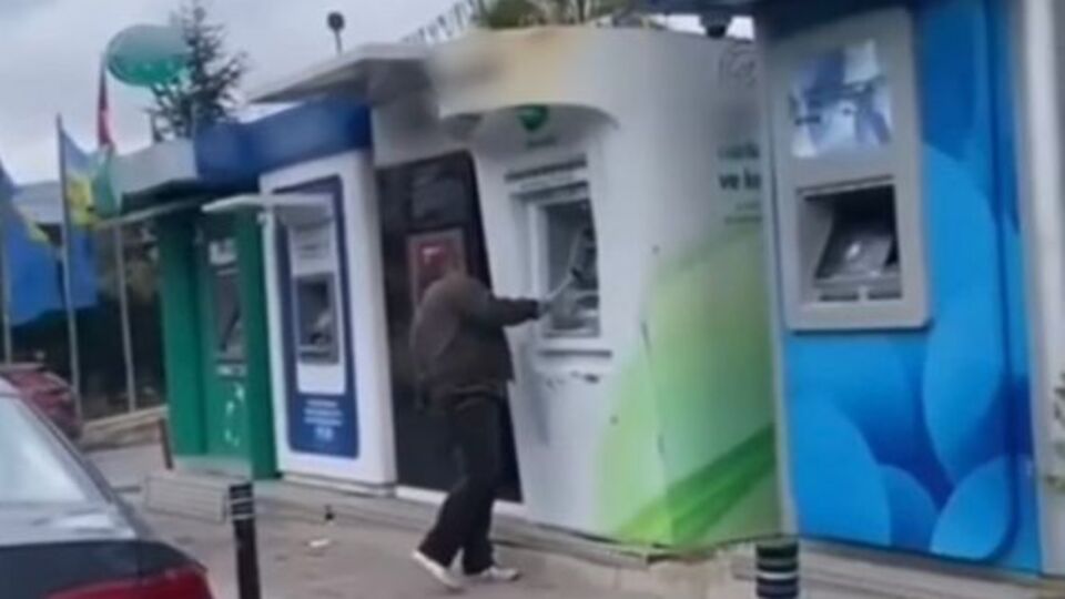 ATM'leri çekiçle parçaladı!