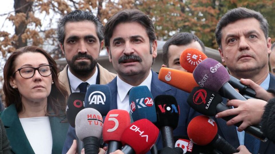 Ayhan Sefer Üstün'ün Adapazarı'ndaki evine silahlı saldırı