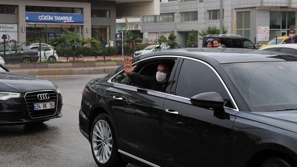 Başkan Böcek, 4 ay sonra belediyede