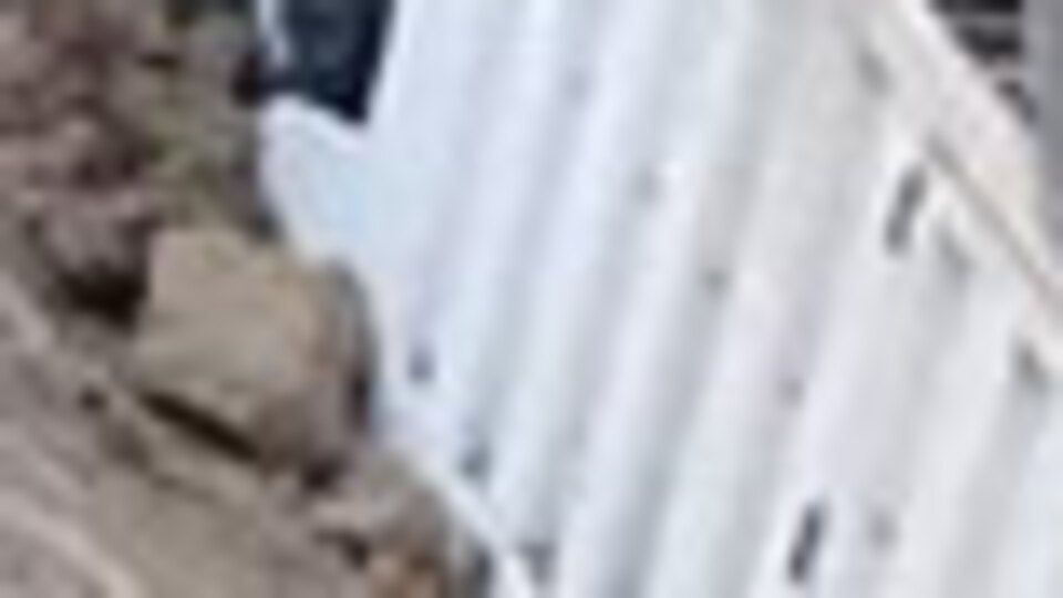 Yol çöktü; kamyon çukura devrildi