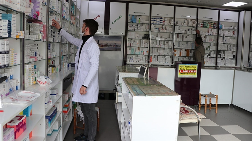 'Covid-19 aşıları hem eczacılara hem eczane çalışanlarına yapılsın'
