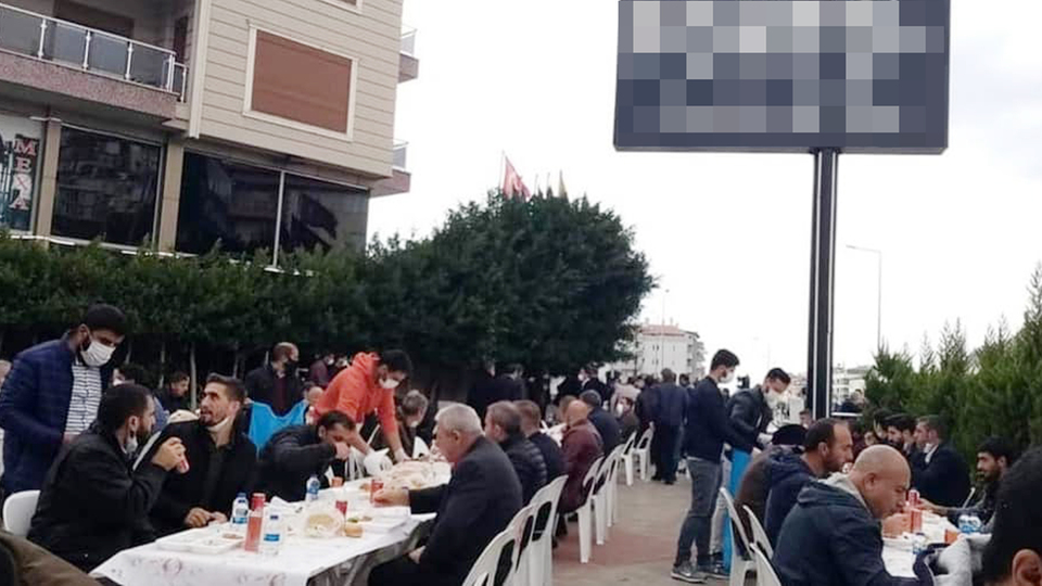 Koronadan ölen babası için mevlit okuttu!