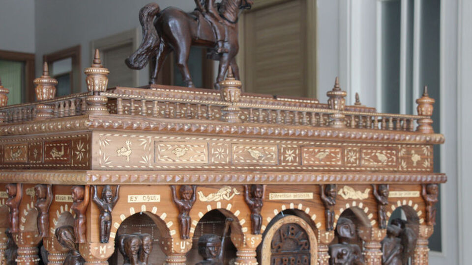 Çeyiz sandığını, sanat eserine dönüştürdü