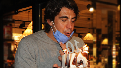 Muhabirlerden sürpriz kutlama